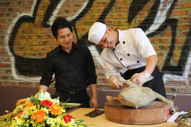 Ca sỹ Trọng Tấn và đầu bếp của nhà hàng Dê Ré Song Dương đang chuẩn bị nguyên liệu cho món ăn